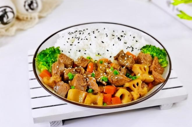 咖喱藕丁牛肉盖饭