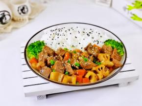 盘中盛入米饭，盛入咖喱藕丁牛肉，撒上熟芝麻，葱花就好啦！