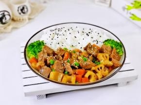 盘中盛入米饭，盛入咖喱藕丁牛肉，撒上熟芝麻，葱花就好啦！