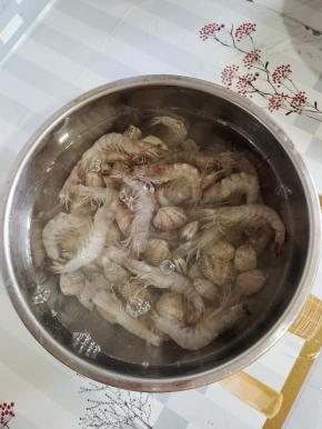 虾和花甲清洗干净，放入适量的清水，放入一勺盐，让花甲把肚子里的泥沙吐出来！（中途多换几次水！）