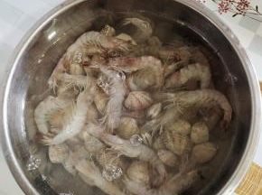 虾和花甲清洗干净，放入适量的清水，放入一勺盐，让花甲把肚子里的泥沙吐出来！（中途多换几次水！）