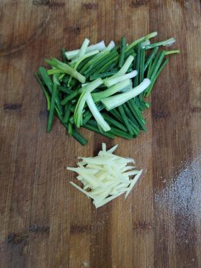 生姜削皮切成丝，小葱洗净切成段备用！