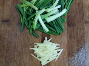 生姜削皮切成丝，小葱洗净切成段备用！