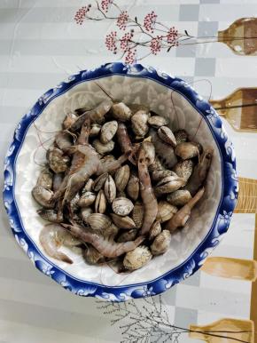 处理好的花甲和虾捞出沥干水分备用！