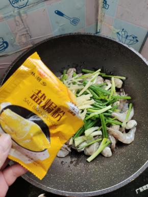 花甲和虾放入锅中，放入适量的料酒，生姜，小葱，再放入半包盐焗粉！