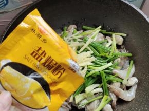 花甲和虾放入锅中，放入适量的料酒，生姜，小葱，再放入半包盐焗粉！