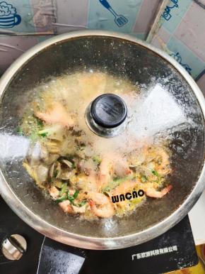 直接开大火，盖上盖子，焖煮5分钟即可！（中途可以晃动一下锅！）记得千万不要加水，这是盐焗海鲜肉质鲜美的秘诀！