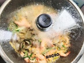 直接开大火，盖上盖子，焖煮5分钟即可！（中途可以晃动一下锅！）记得千万不要加水，这是盐焗海鲜肉质鲜美的秘诀！