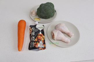 食材： 鸡腿2个（约350克）、香辣烧汁35克、大蒜、食用油、西兰花、胡萝卜适量。