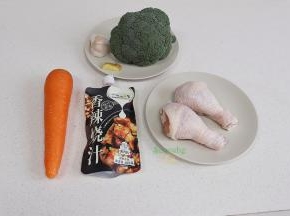 食材： 鸡腿2个（约350克）、香辣烧汁35克、大蒜、食用油、西兰花、胡萝卜适量。