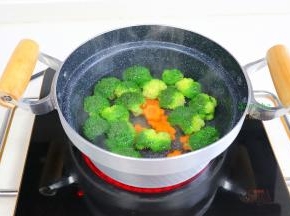 煮锅倒入适量饮用水煮沸之后，放入胡萝卜、西兰花，汆烫熟捞出，过凉白开水，沥干备用。其中，西兰花过水可以让西兰花保持翠绿的颜色。