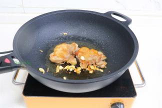 煎至微黄，翻转另外一面继续煎至微黄，注意观察，煎久了，鸡肉就变柴，一定要恰到好处。