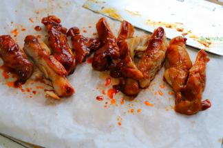 出锅切块，煲汁的鸡腿就做好了。砧板上垫硅油纸切，这样就不用洗砧板。米饭装完盘子，撒少许黑芝麻点缀，放入鸡腿、西兰花、胡萝卜，香喷喷的爆汁鸡腿饭就做好了。