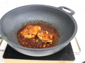 煮沸之后，转中小火煮2至3分钟，香味扑面而来，色香味俱全。