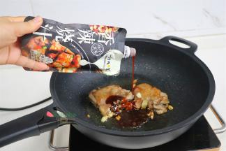 这个时候，只需要倒入35克香辣烧汁，不需要放任何调料。