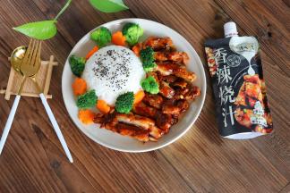 黄肖氏香辣烧汁，是草本酱汁，温和香辣，色鲜味浓，开胃下饭。把香辛料变成调味汁，入味浓香。一汁成菜，方便快捷又好吃，让你秒变大厨。