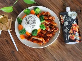 黄肖氏香辣烧汁，是草本酱汁，温和香辣，色鲜味浓，开胃下饭。把香辛料变成调味汁，入味浓香。一汁成菜，方便快捷又好吃，让你秒变大厨。