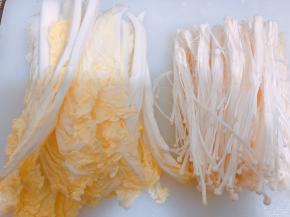 金针菇去头，娃娃菜掰开备用