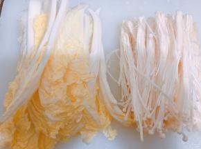 金针菇去头，娃娃菜掰开备用