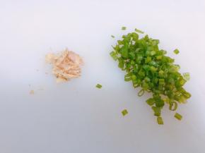 生姜切丝，小葱切碎