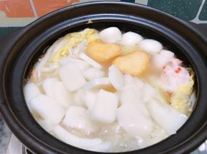 加入年糕煮软，撒上鸡粉