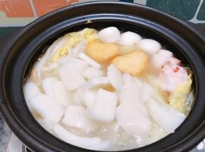 加入年糕煮软，撒上鸡粉