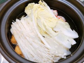 放入金针菇和娃娃菜