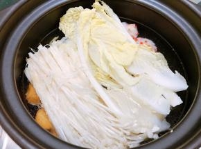 放入金针菇和娃娃菜