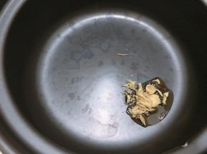 砂锅里加入芝麻油和姜丝爆香