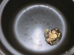 砂锅里加入芝麻油和姜丝爆香