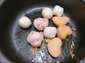 放入各种丸子翻炒片刻