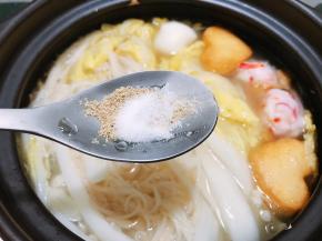 加入盐和胡椒粉调味