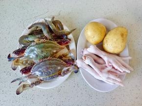 准备食材，土豆削皮切大块。