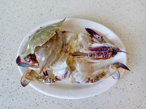 螃蟹清理干净对半切开。