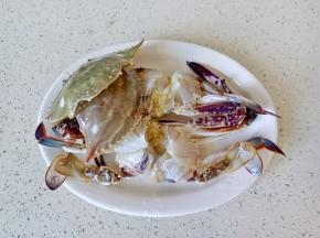 螃蟹清理干净对半切开。