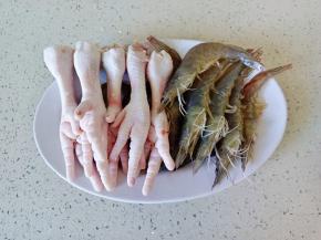 鸡爪剪去指甲，对虾剪掉虾枪跟虾须。