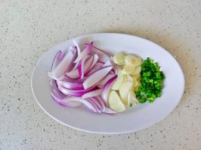 洋葱、蒜、葱切好备用。