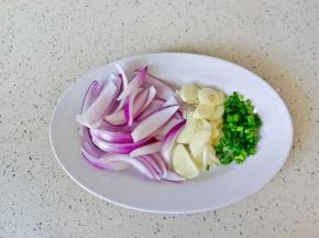 洋葱、蒜、葱切好备用。