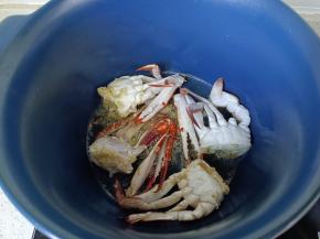 螃蟹裹上淀粉下砂锅煎一下。