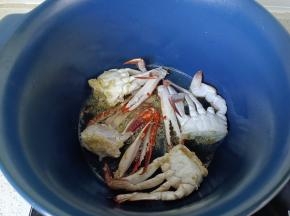 螃蟹裹上淀粉下砂锅煎一下。