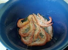 对虾翻炒一下变色。