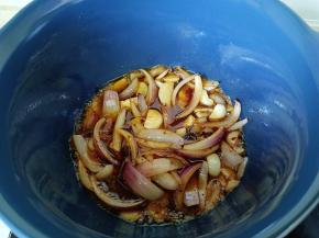 砂锅放入洋葱、蒜，火锅底料翻炒出香味。