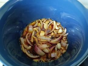 砂锅放入洋葱、蒜，火锅底料翻炒出香味。