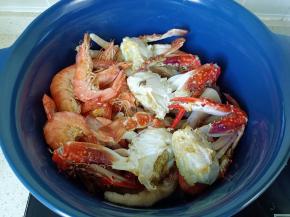 依次码上土豆块、对虾、螃蟹。