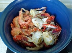 依次码上土豆块、对虾、螃蟹。