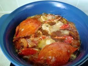 加适量的开水，盖上盖子大火煮开转中火焖15分钟。