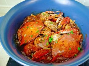 待汤汁差不多时撒点葱花即可。