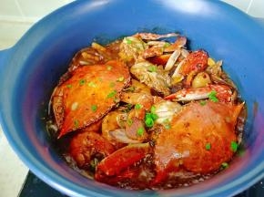 待汤汁差不多时撒点葱花即可。