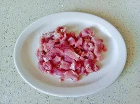 猪肉切成片。