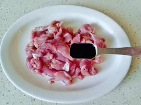 加上生抽一勺。